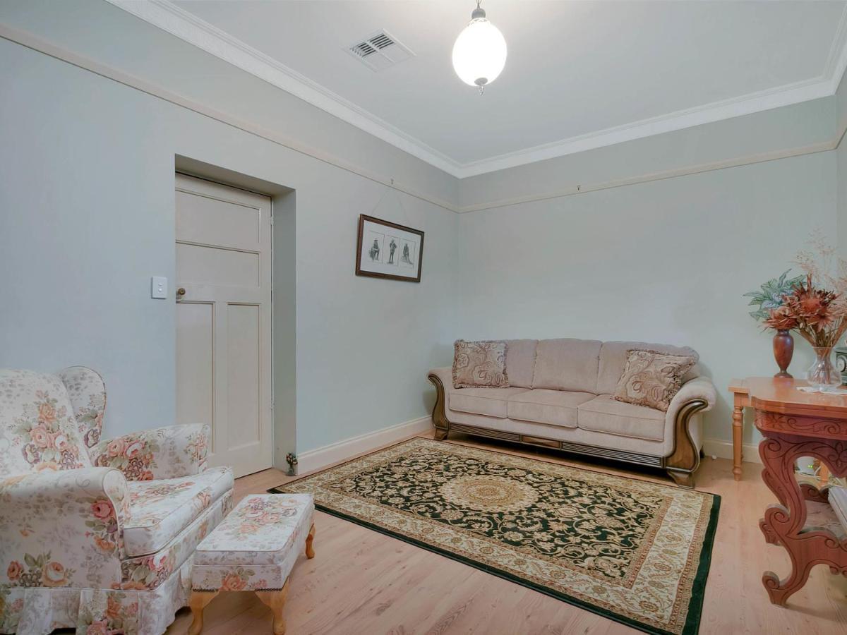 Lake Bywater Cottage Walker Flat 外观 照片
